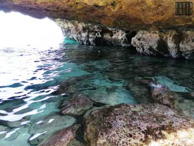 Avvalendoci dell�appoggio di alcuni massi scendiamo cos� in un antro pi� basso e stretto che si rivela lambito dall�azzurro dell�Adriatico, assumendo le fattezze di una vera e propria piscina